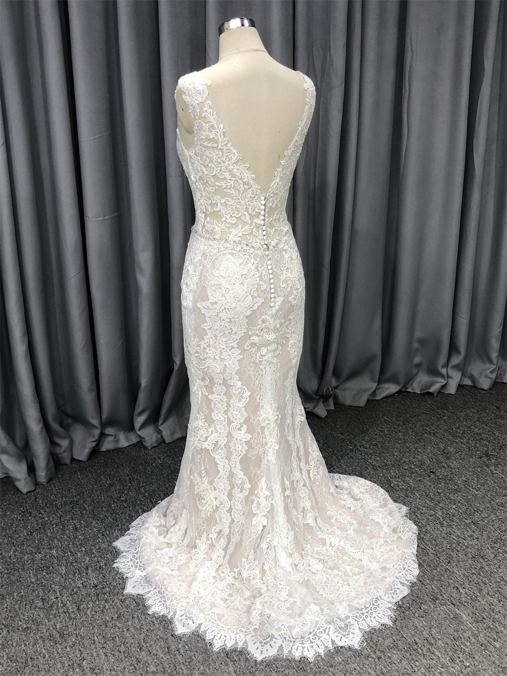 Spitze mit Perlen V-Ausschnitt und V zurück Meerjungfrau Brautkleid mit Zug C0001