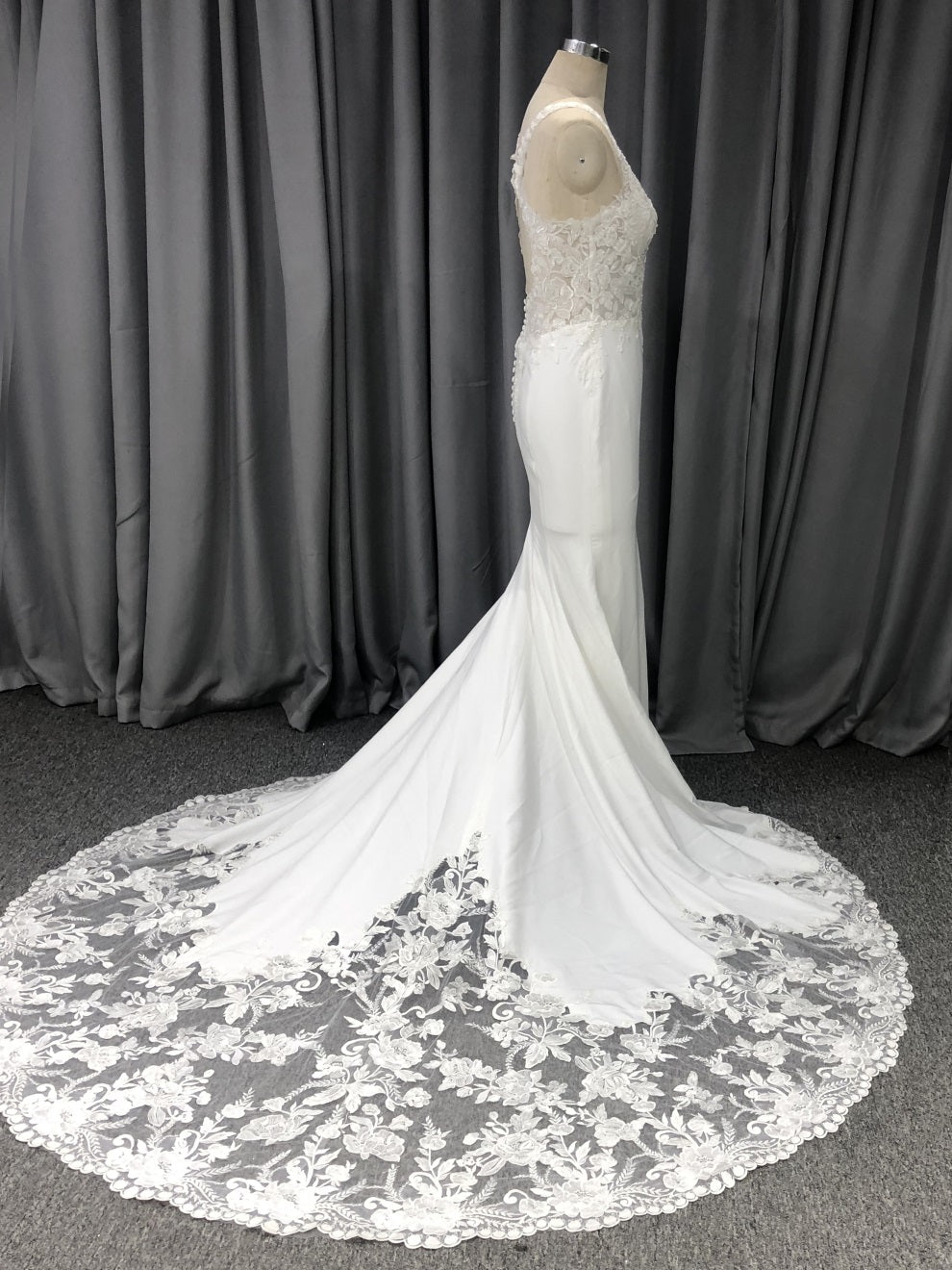 Spitze Riemen Meerjungfrau V-Ausschnitt Brautkleid mit Schleppe C0003