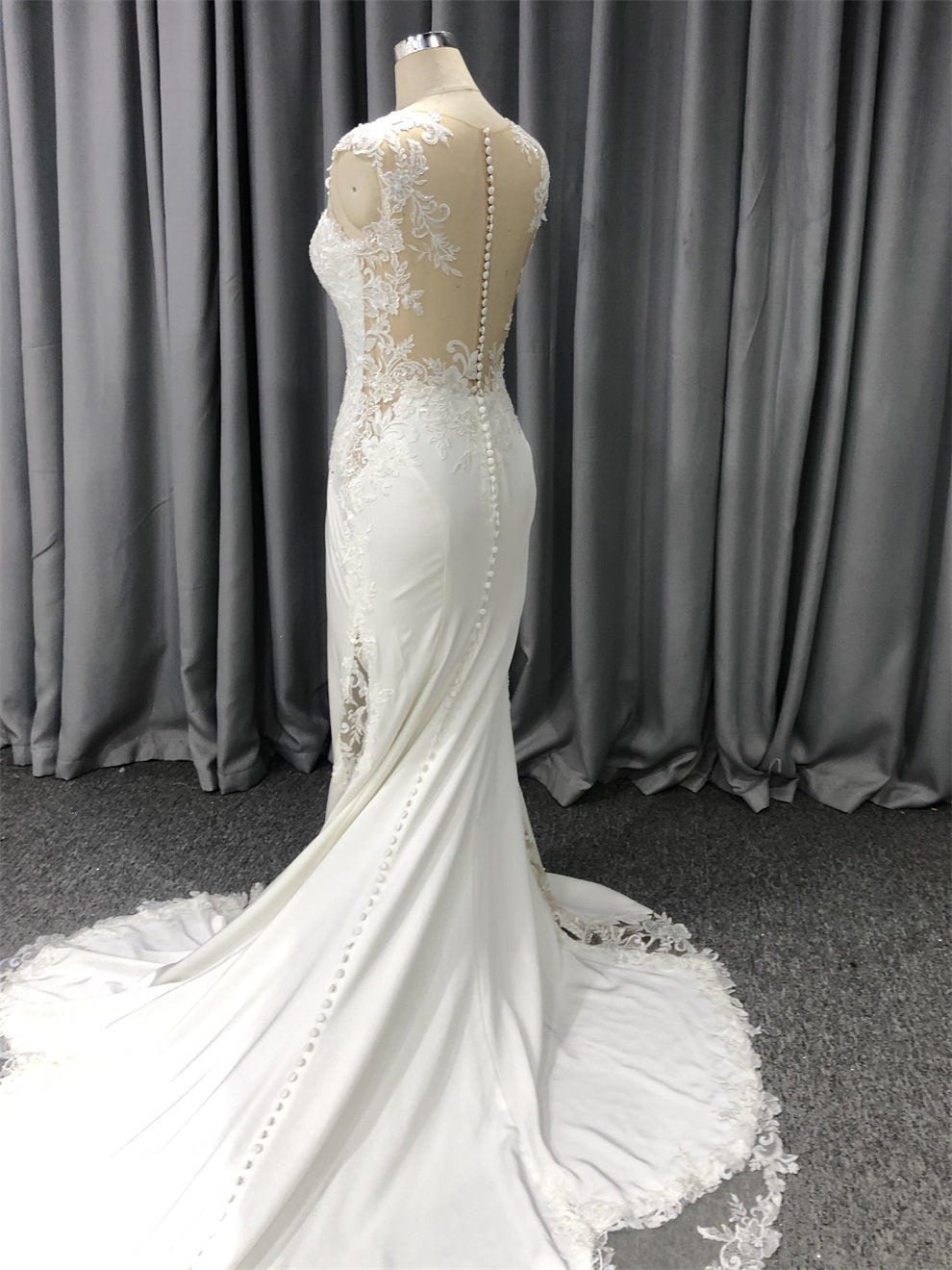 Rundhalsausschnitt Ärmellos Spitze Applikationen Meerjungfrau Brautkleid mit Schleppe C0006