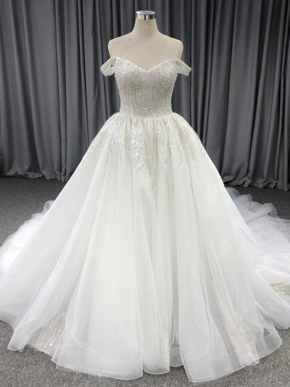 Sweetheart Hals Tüll Spitze Applikationen A-Linie Hochzeitskleid mit Zug C0016