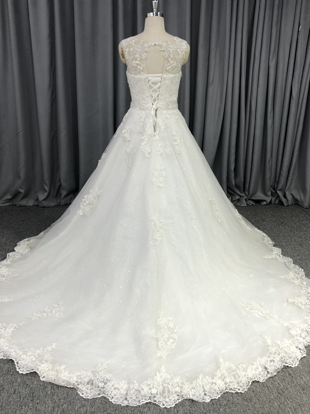 Rundhalsausschnitt Tüll mit Spitzenapplikationen A-Linien Brautkleid mit Schleppe C0018