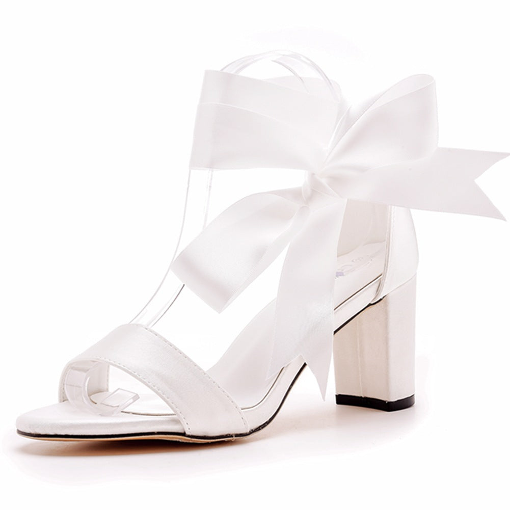 Ivory Satin Gebundene Peeptoe-Knöchelriemen-Sandalen Mit Klobigem Absatz