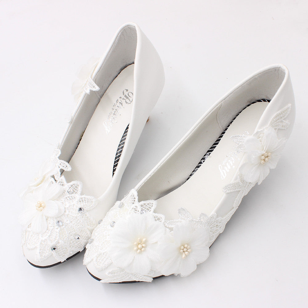 Reines Weiß Lily Lace Leaf Diamante verschönert Hochzeit Schuhe