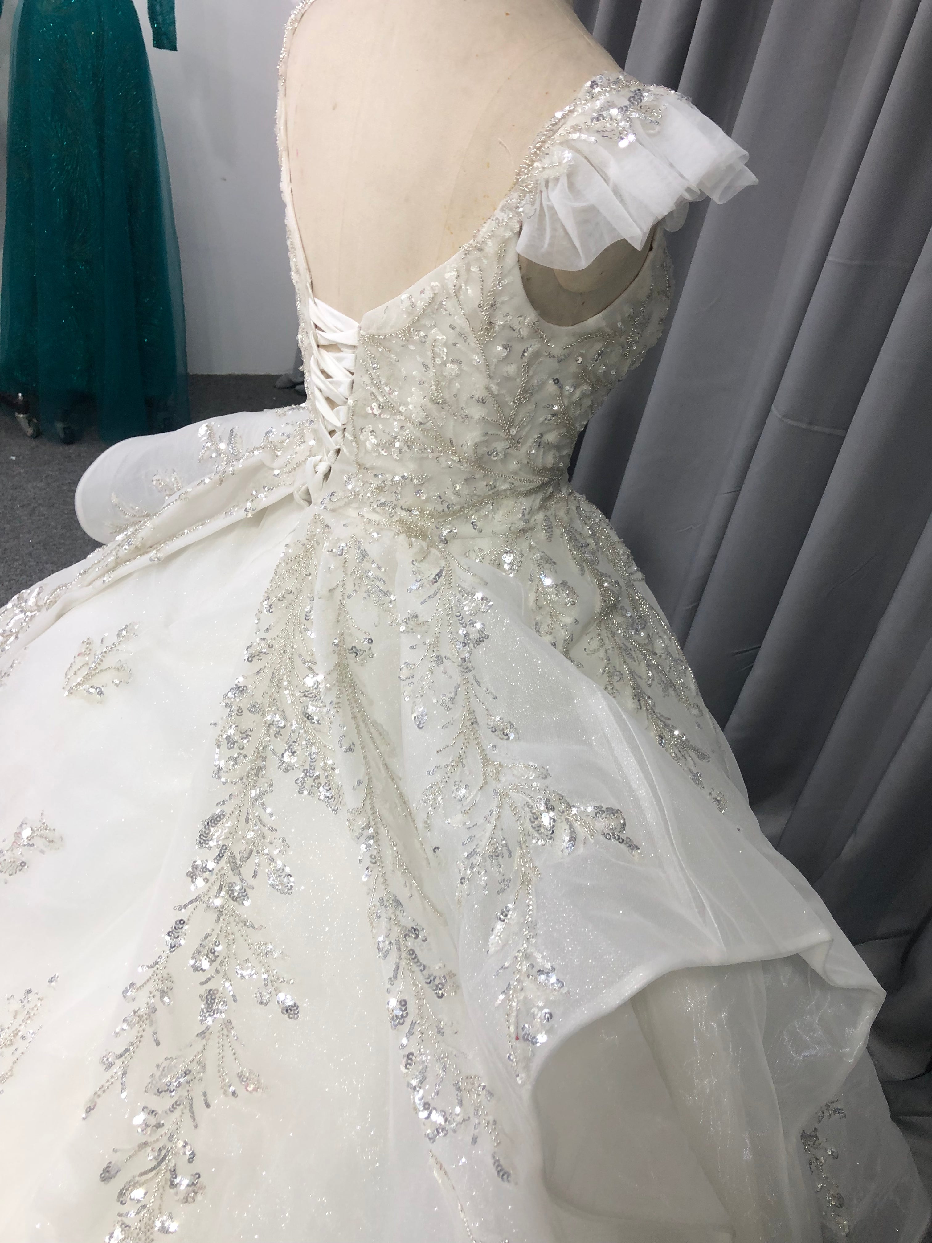 Glitzer Organza Kappenärmel Hof Schleppe Brautkleider