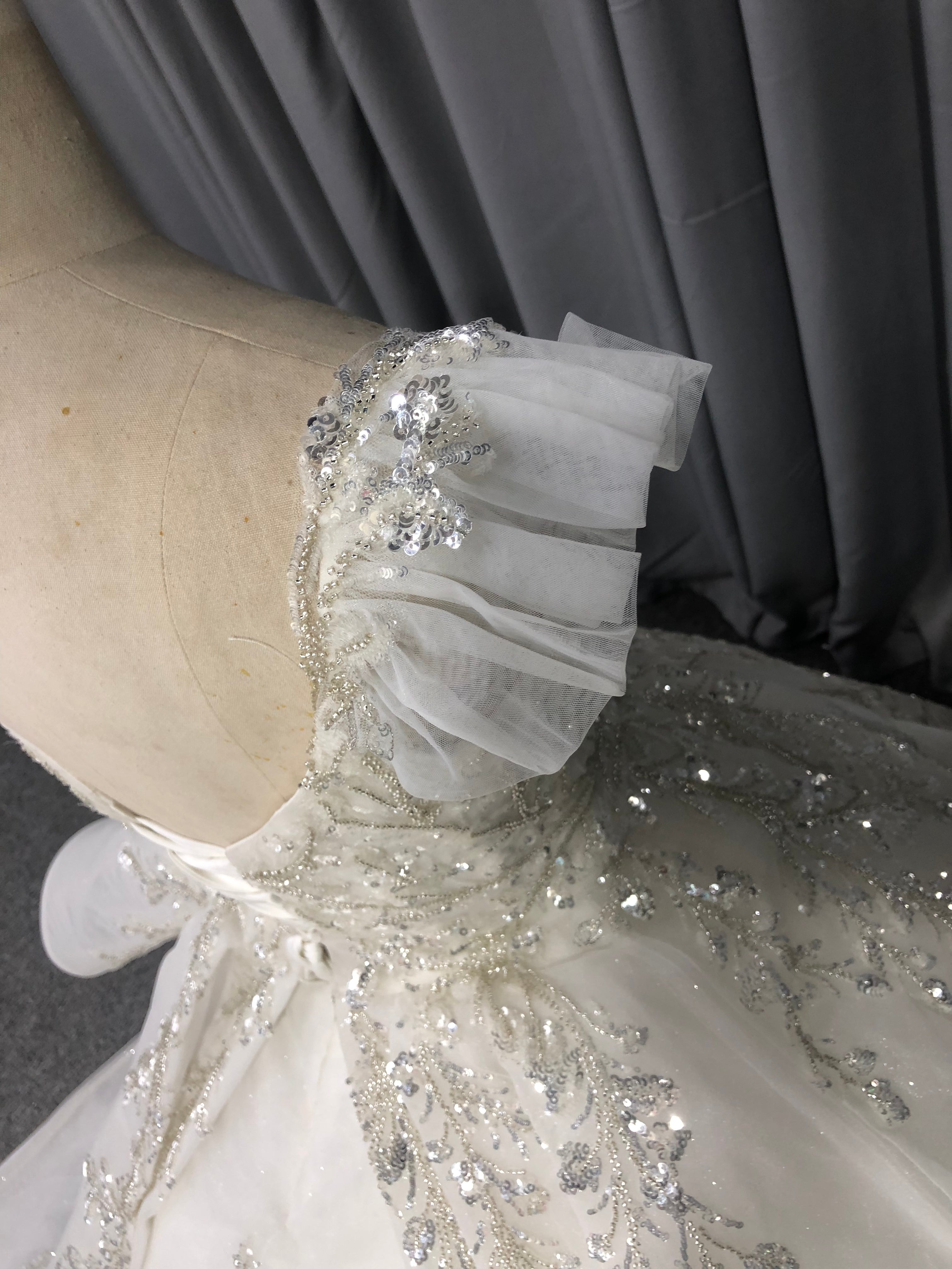 Glitzer Organza Kappenärmel Hof Schleppe Brautkleider