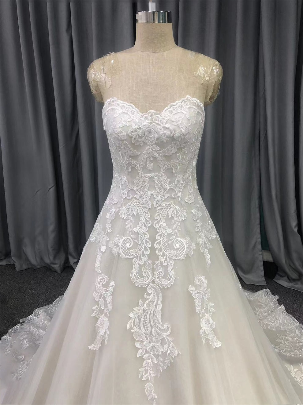 Sweetheart Neck Trägerlos Spitze Applikationen A-Linie Brautkleid mit Schleppe C0009