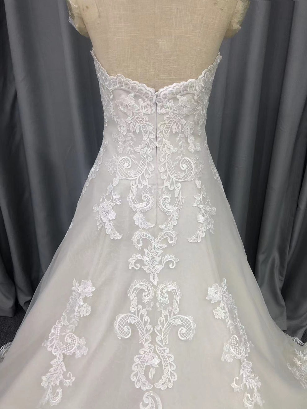 Sweetheart Neck Trägerlos Spitze Applikationen A-Linie Brautkleid mit Schleppe C0009