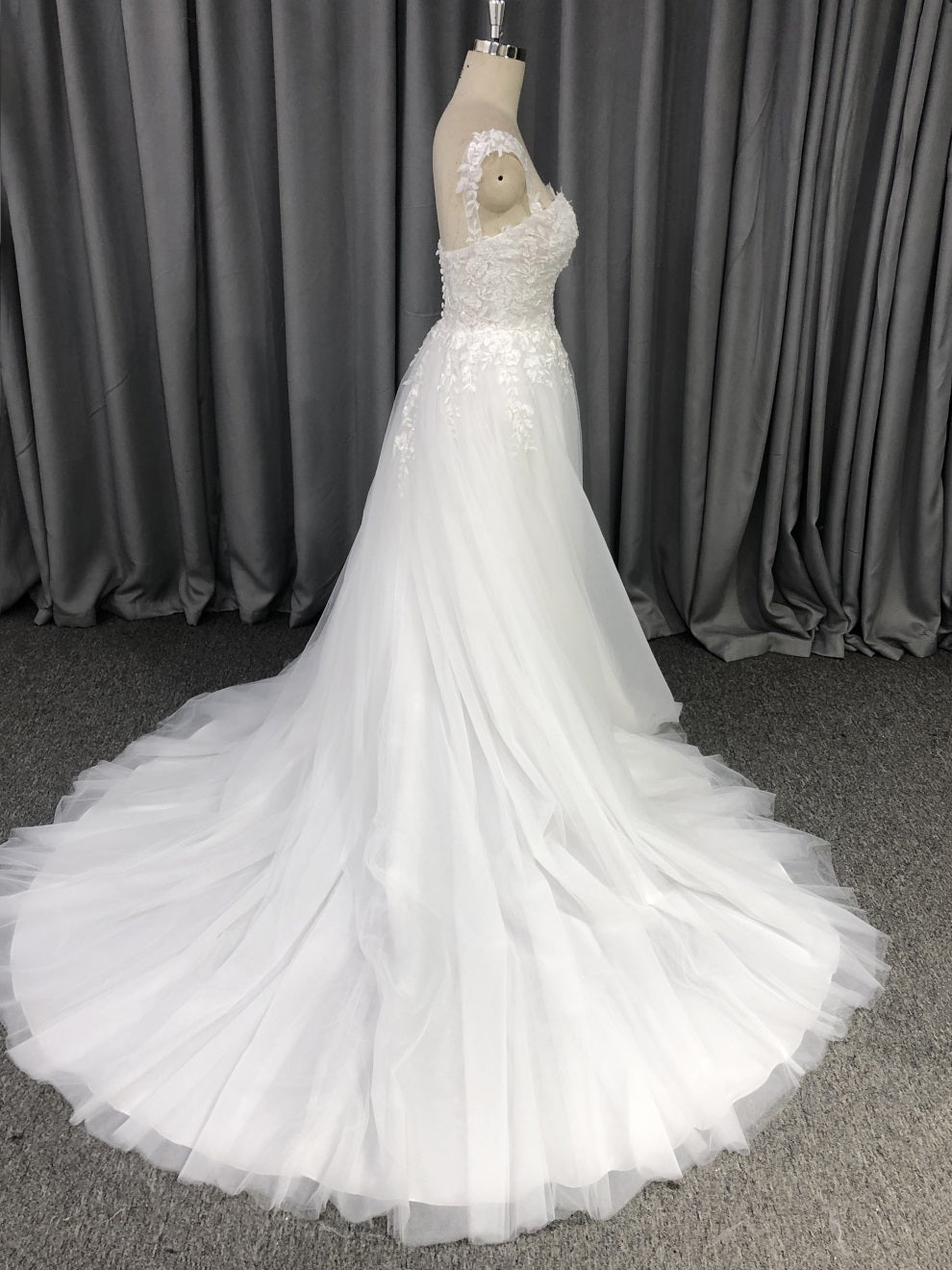 Sweetheart Neck Tüll mit Spitzenapplikationen Brautkleid mit Schleppe C0012