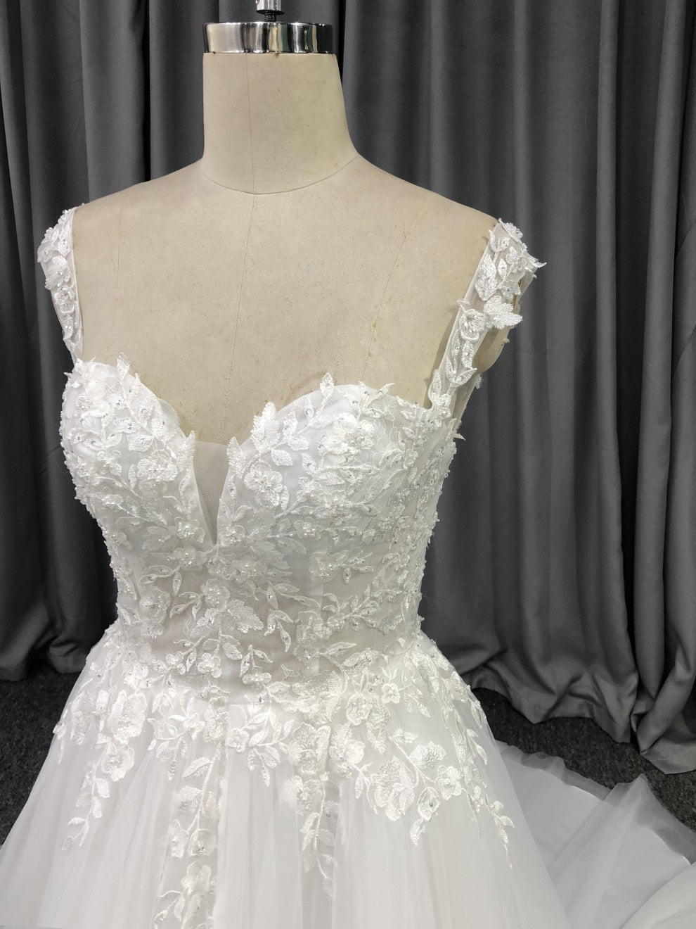 Sweetheart Neck Tüll mit Spitzenapplikationen Brautkleid mit Schleppe C0012