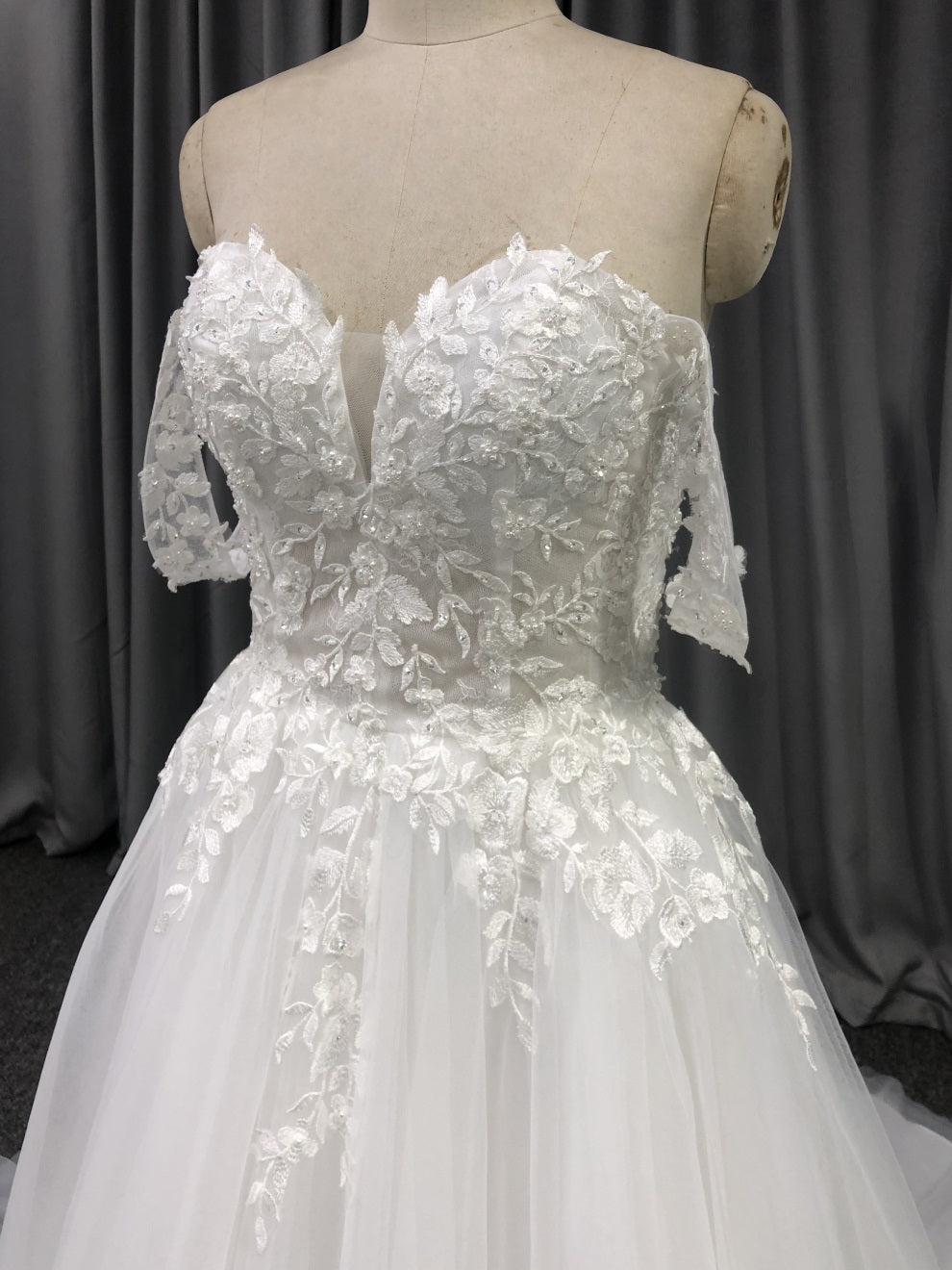 Sweetheart Neck Tüll mit Spitzenapplikationen Brautkleid mit Schleppe C0012