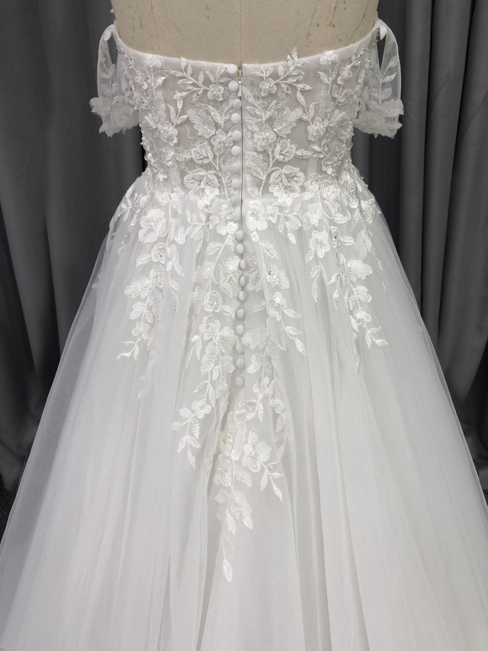 Sweetheart Neck Tüll mit Spitzenapplikationen Brautkleid mit Schleppe C0012