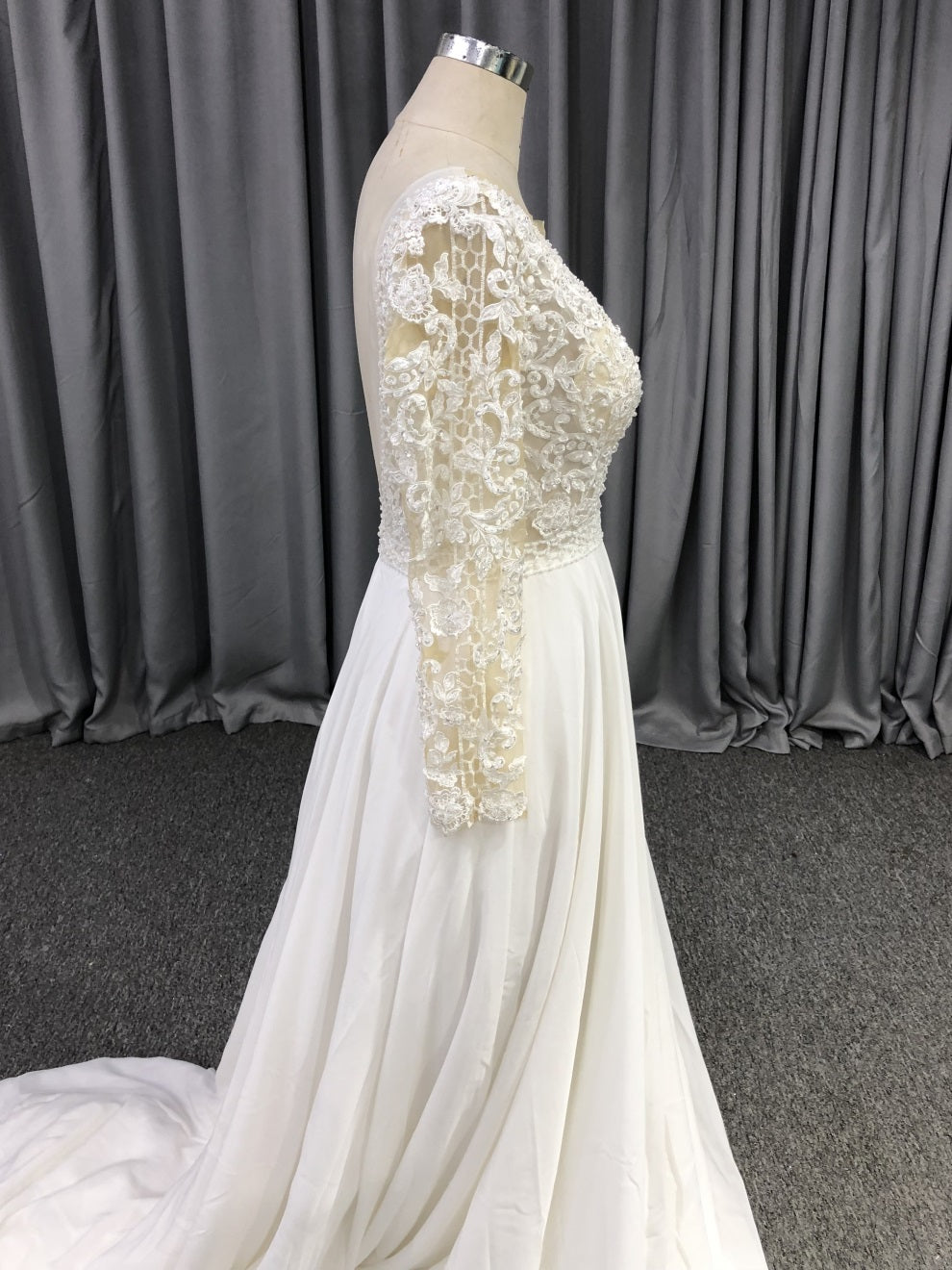 Lange Ärmel Chiffon mit Spitze A-Linie Brautkleid mit Schleppe C0017