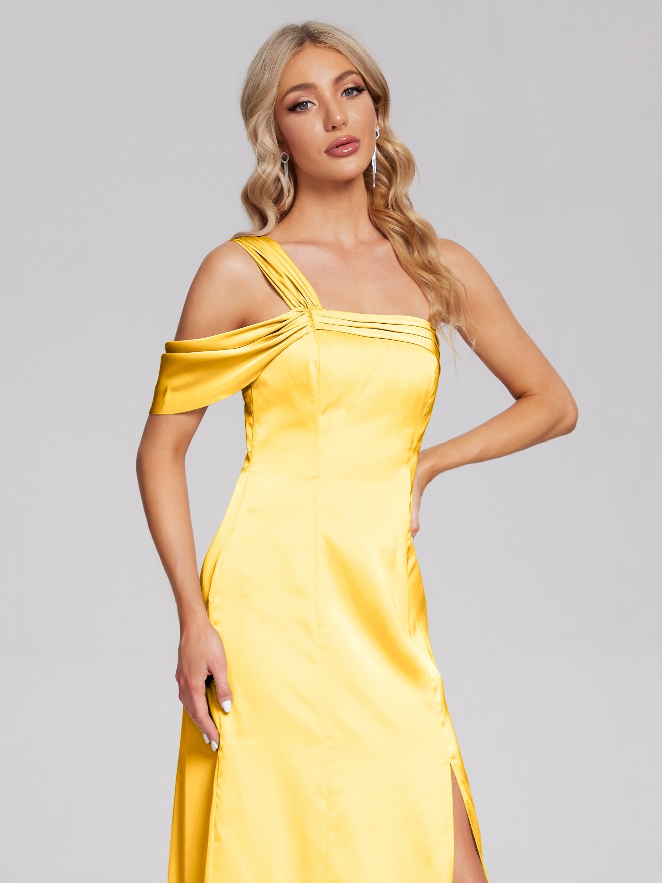 Raelyn One-Shoulder-Träger Geschlitzt Satin Weiches Satin Brautjungfernkleider